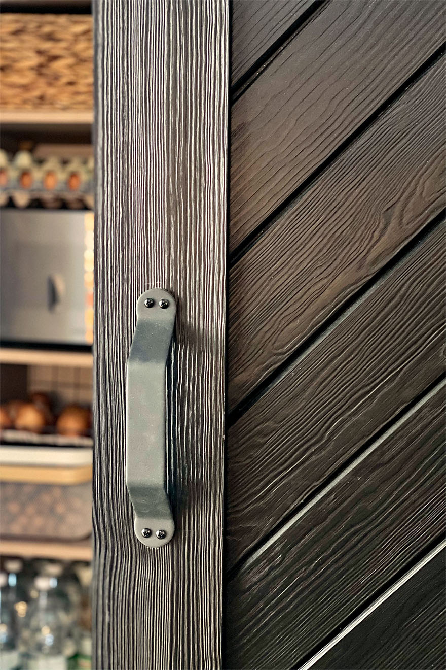 schwarze Schiebetür aus Massivholz, tief gebürstete Holztüren
