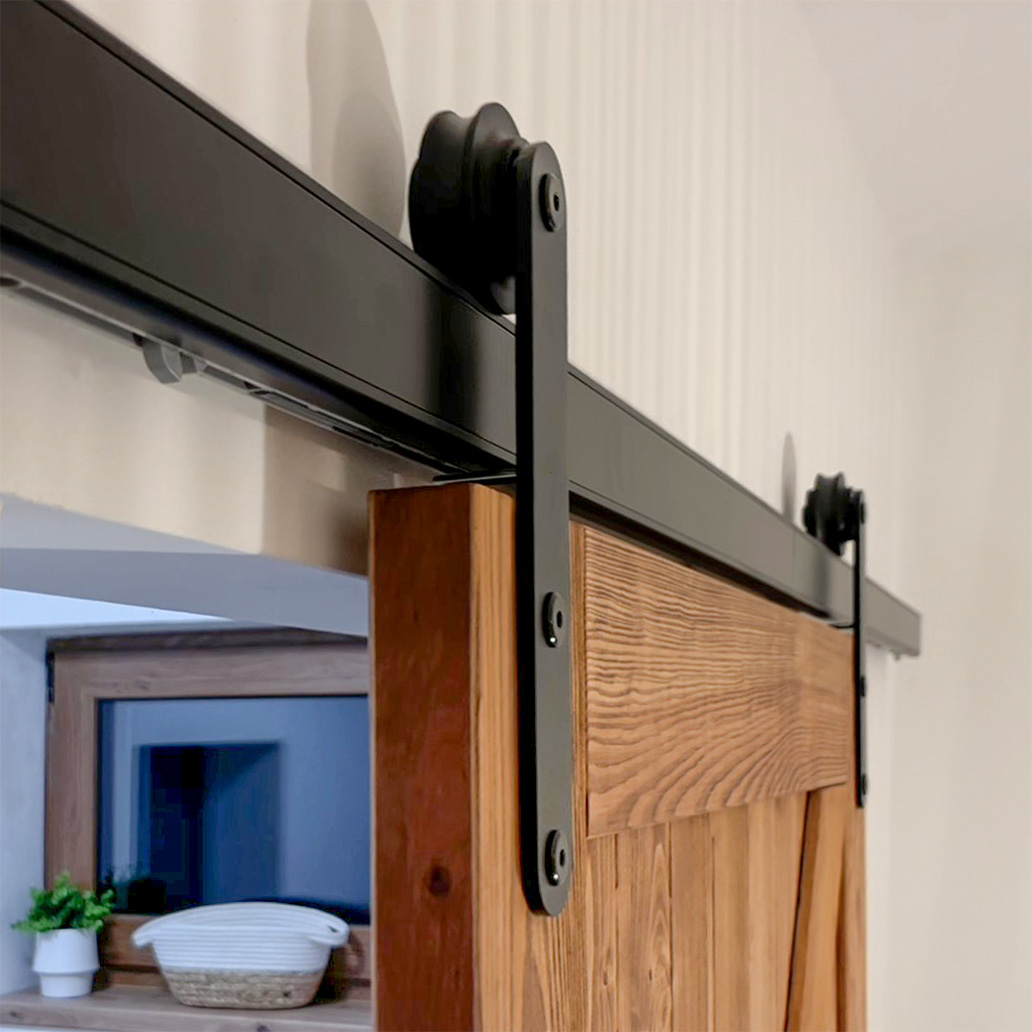 schwarzes Schiebesystem für Holztüren