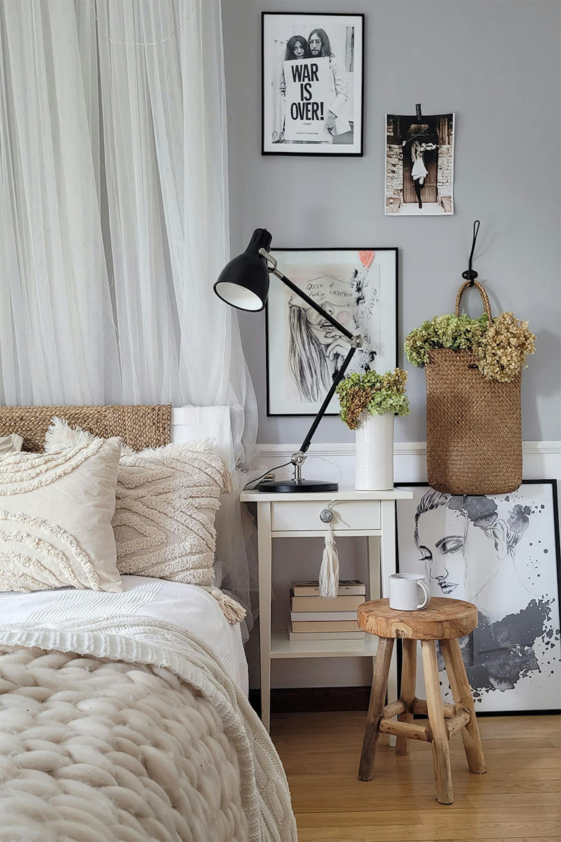 Holzhocker und weißer Nachttisch neben dem Bett – modern rustic Stil