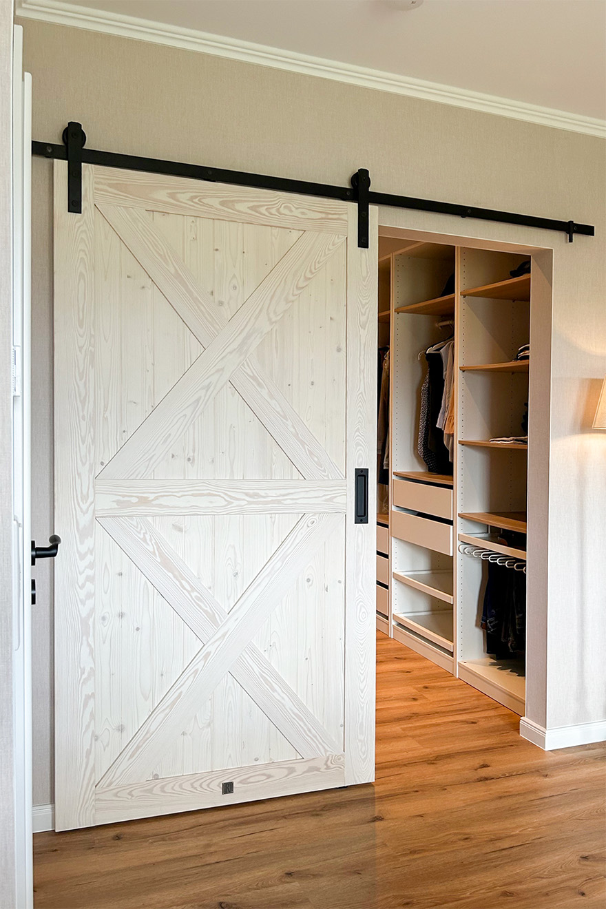 białe rustykalne drzwi przesuwne do garderoby