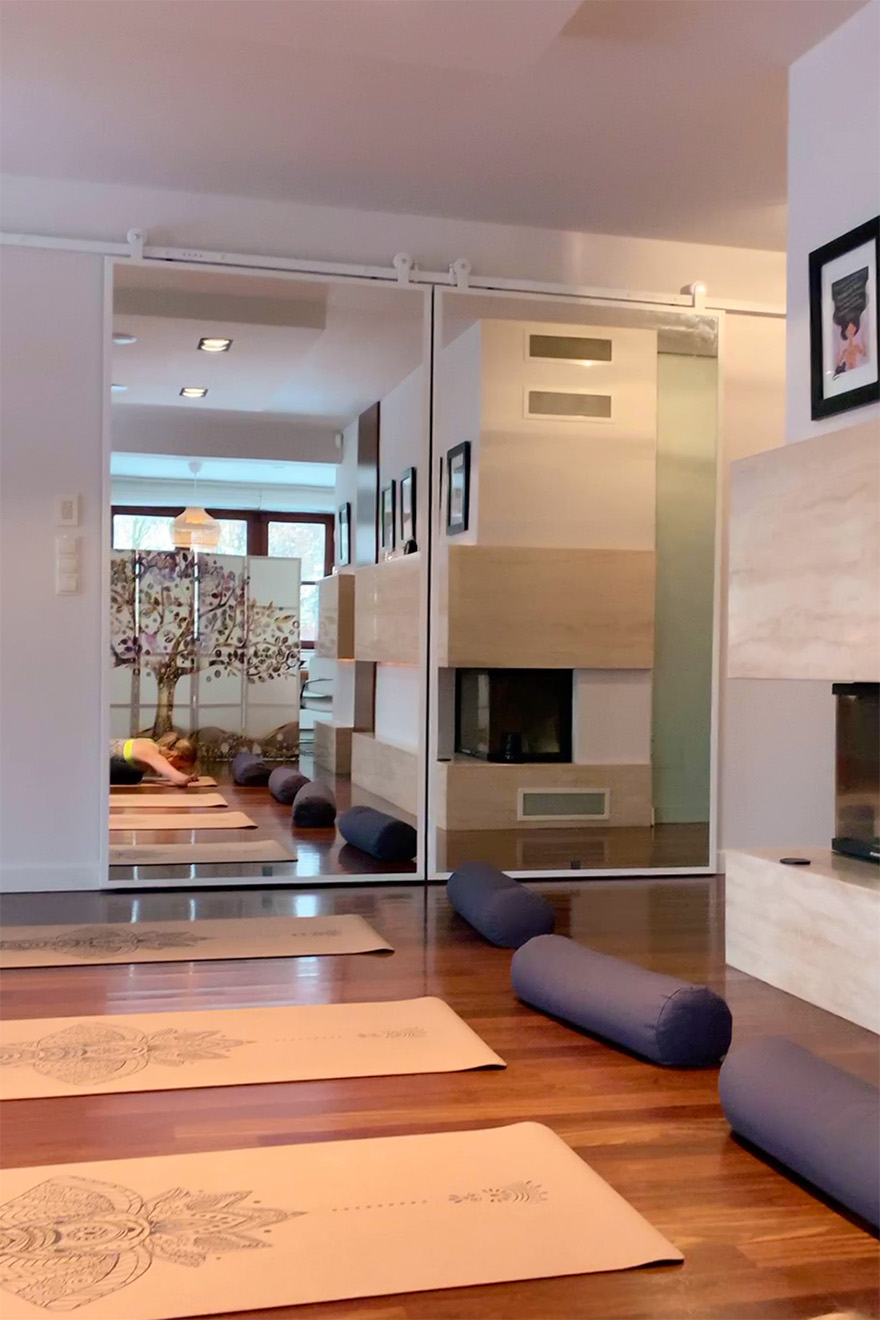 podwójne drzwi przesuwne z lustrem w białej metalowej ramie