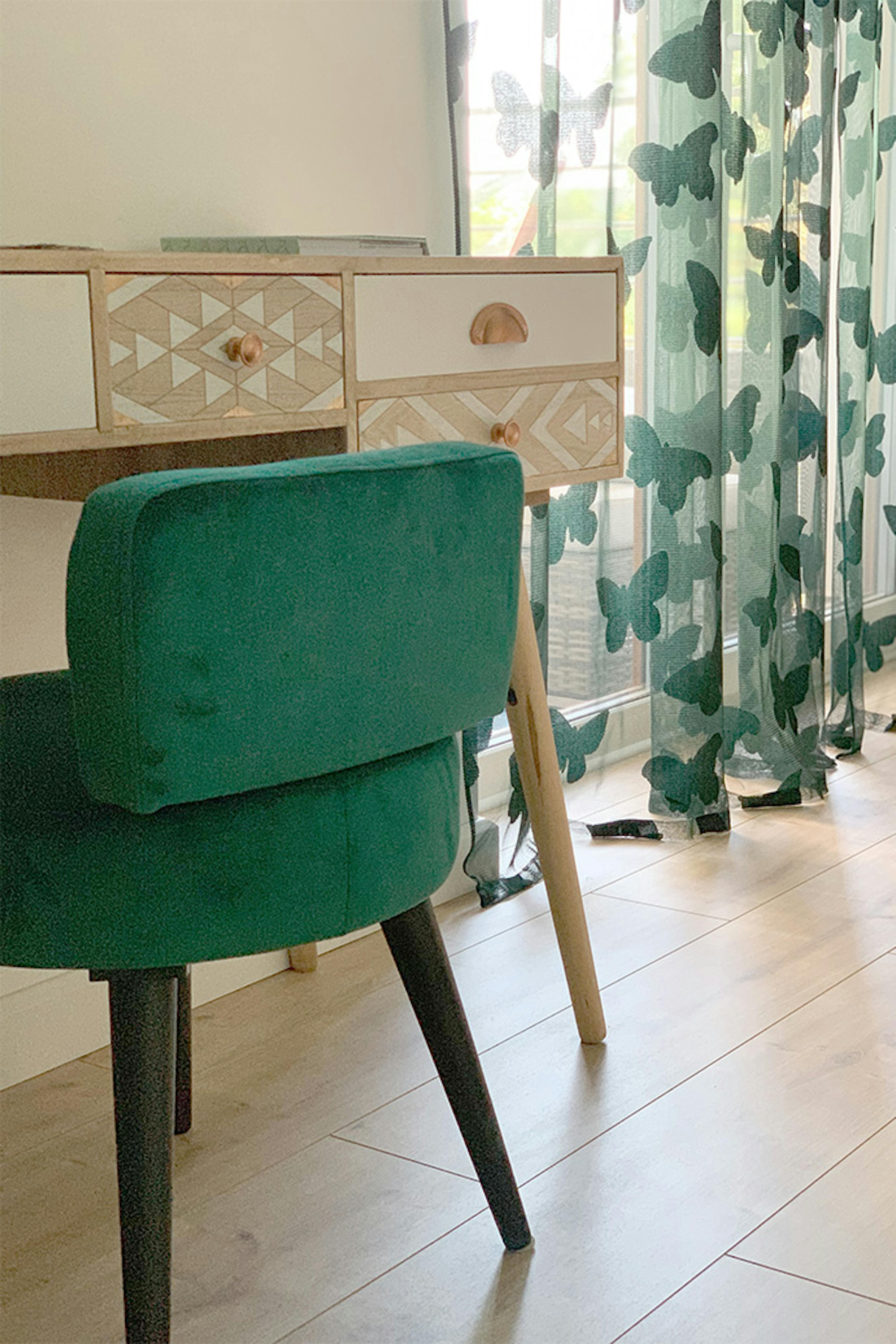 Grüne Stuhl, Schminktisch im skandinavischen Stil, dekorativer Vorhang im Schlafzimmer, Grün im Schlafzimmer, goldene Accessoires, modernes Interieur
