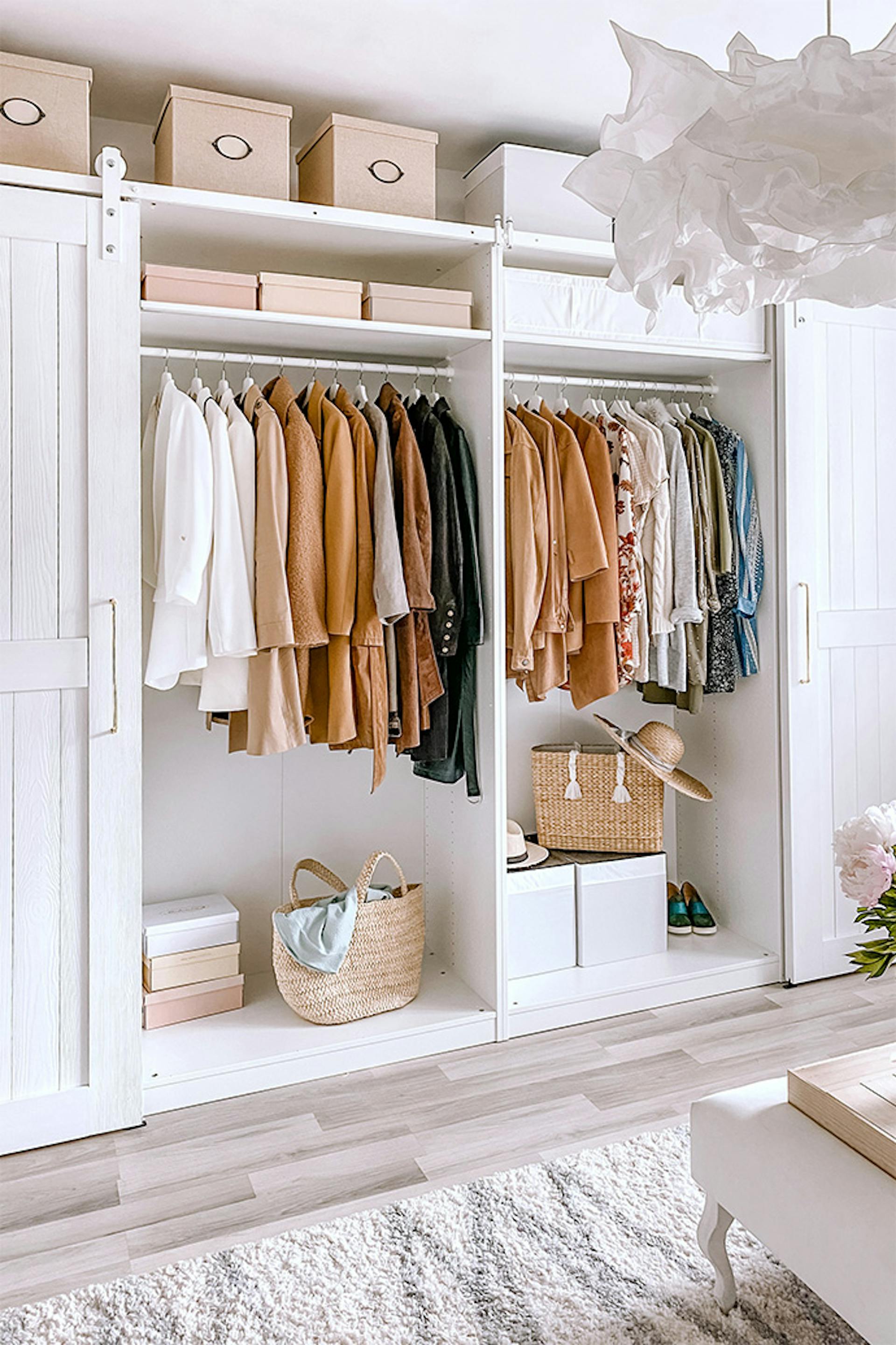 große weiße Kleiderschränke, ein System aus weißen Kleiderschränken und Regalen im Ankleidezimmer, begehbarer Kleiderschrank in Weiß