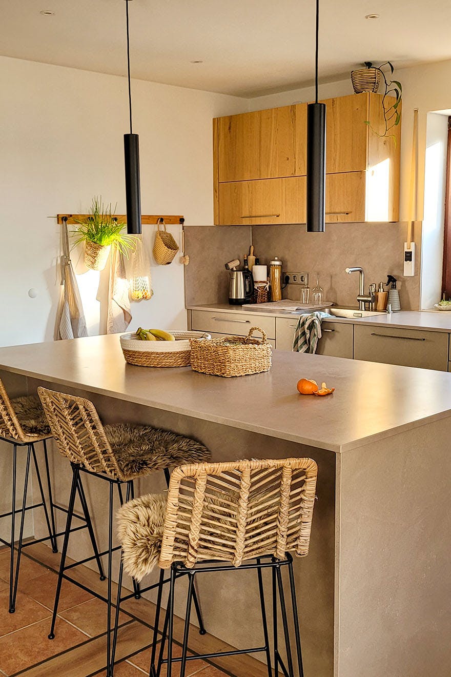 Küche mit einer Insel in einem warmen grauen Farbton