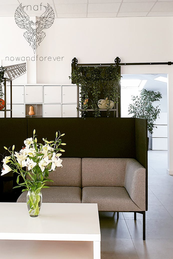 ein weißer Couchtisch und ein graues Sofa im Büro