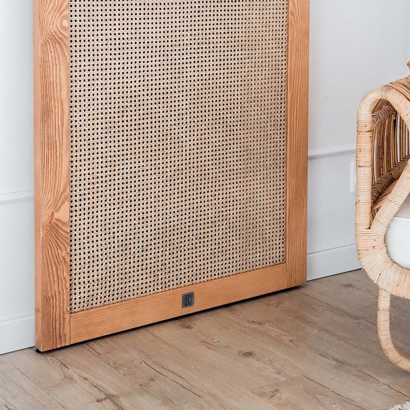 drzwi z rattanem w drewnianej ramie