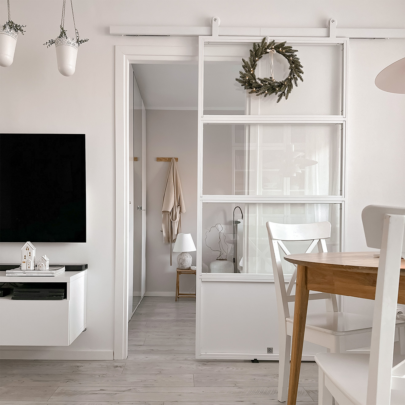 widok z salonu na drzwi przesuwne prowadzące do sypialni