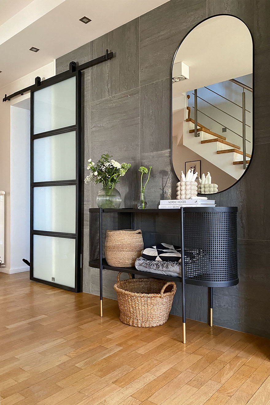 Loft Türen mit glas, Metall Schiebetür mit Glas , schwarze durchbrochene Konsole, Dekorationen auf der Konsole im Flur, Konsole mit Spiegel im Flur, Graphitfliesen an der Wand im Flur