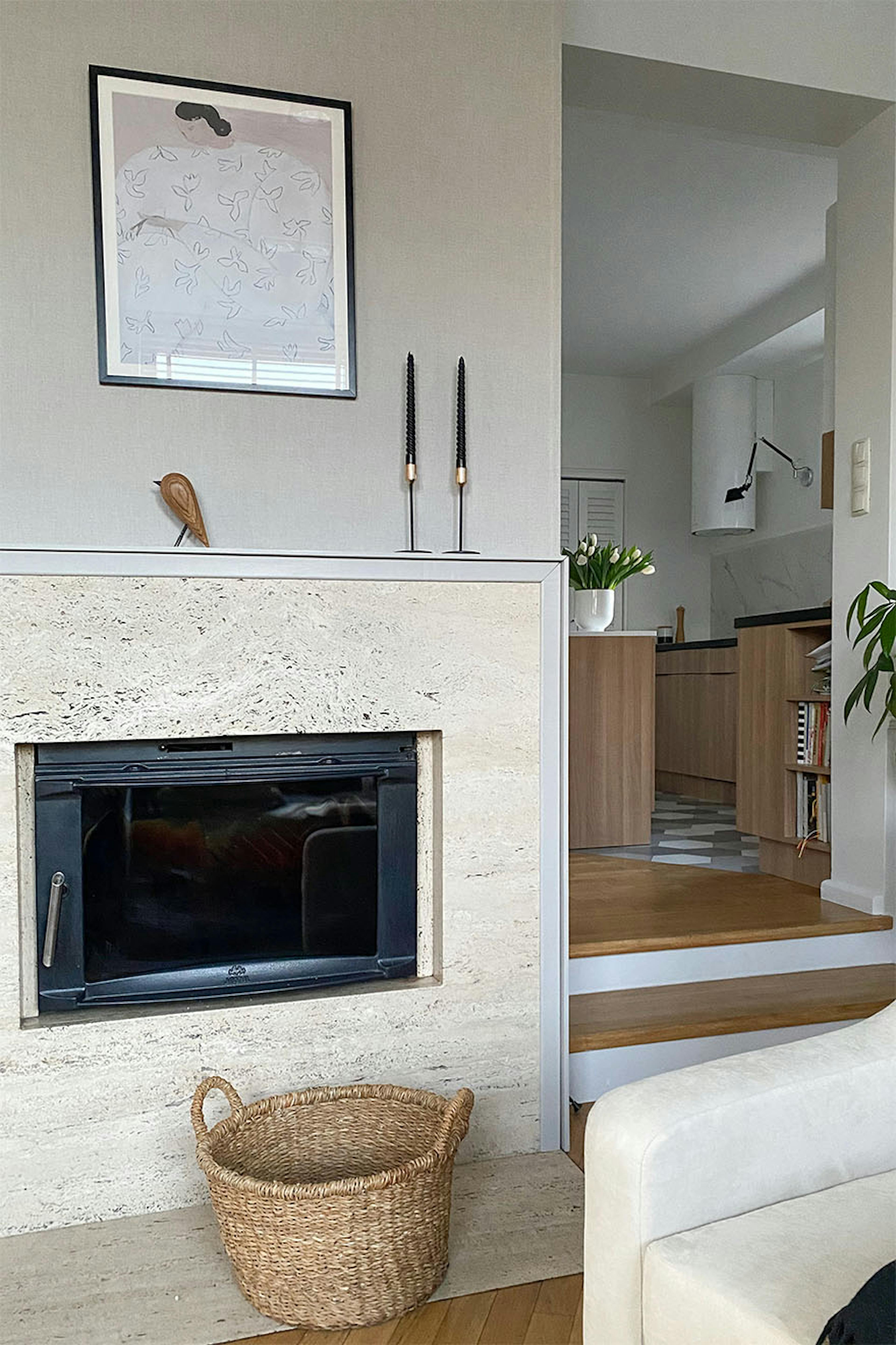 minimalistische Dekorationen am Kamin im Wohnzimmer, graue Wände im Wohnzimmer, Kamin im Wohnzimmer, offene Küche zum Wohnzimmer