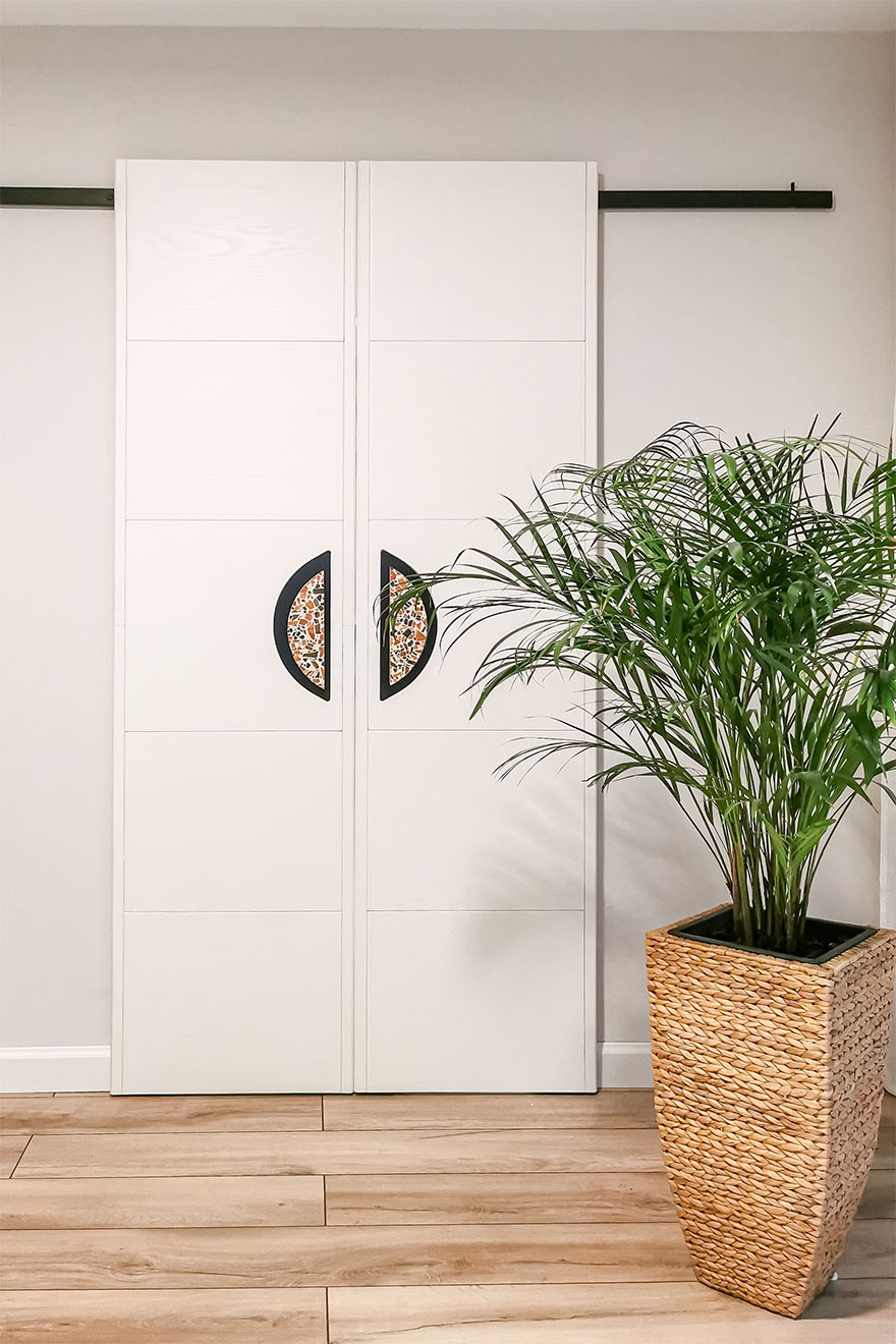 minimalistische Doppelschiebetüren in Weiß mit Griffen im Terrazzo-Stil