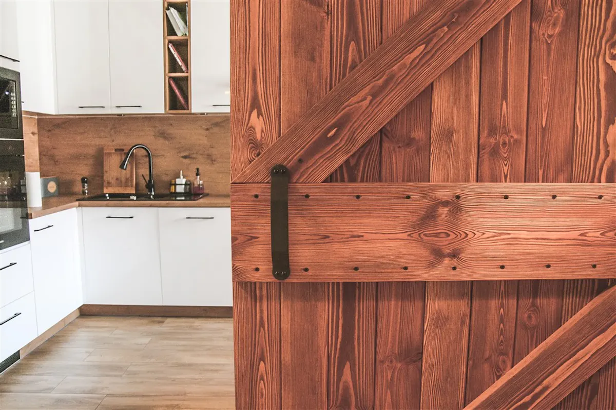 wnętrze w stylu skandynawskim, wnętrze w stylu loftowym, drzwi do kuchni, drzwi drewniane w stylu „barn door”, drzwi przesuwne szczotkowane, drzwi przesuwne barn door, drzwi przesuwne do kuchni, klamka do drzwi przesuwnych, wejście do kuchn, drewno w kuchni