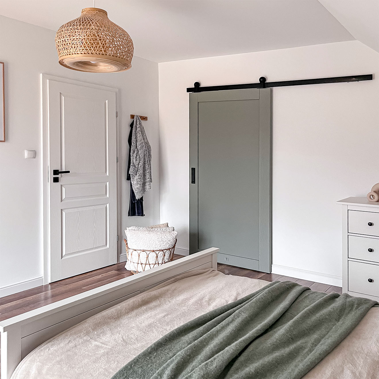 graue Schiebetüren zum begehbaren Kleiderschrank im Schlafzimmer