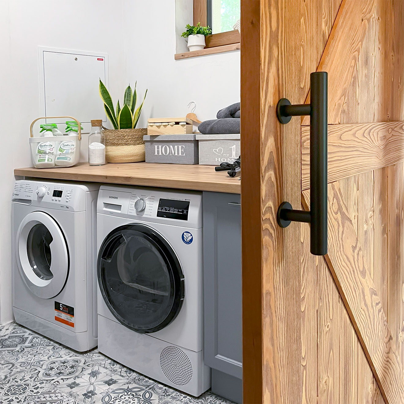 pralnia za drzwiami drewnianymi