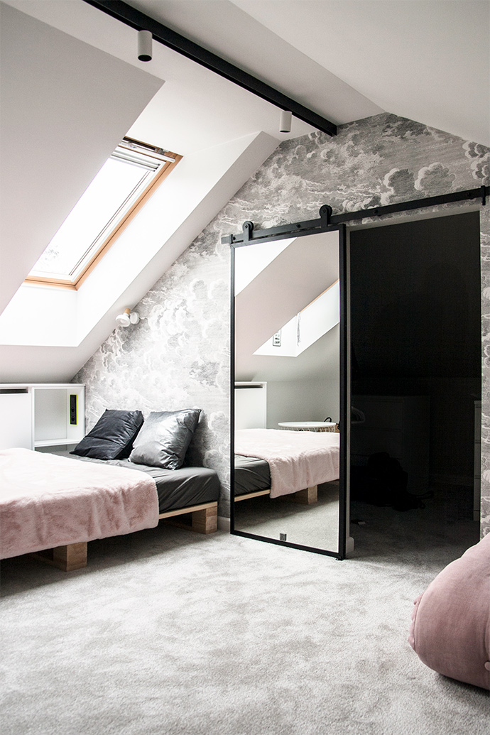 Tür mit einem Spiegel zum Ankleidezimmer, Dachgeschoss, grau und pink