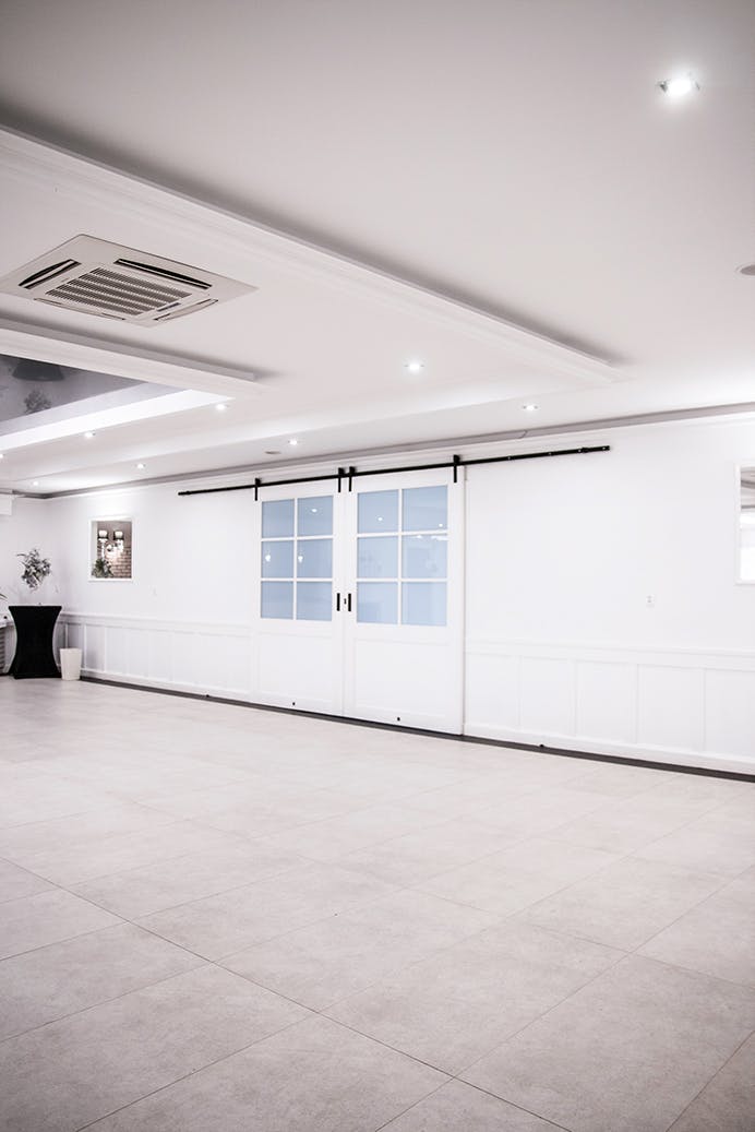 weiße Schiebetüren, Große Schiebetüren, Schiebetüren mit Glas, weiße Holztüren mit Glas, Eingang zum Ballsaal