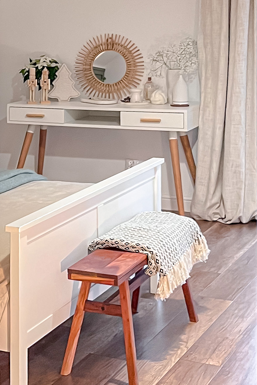weißer Schminktisch auf Holzbeinen im skandinavischen Stil