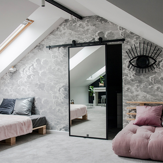 pokój nastolatki, różowa sofa, szarości, przesuwne drzwi do garderoby, lustro w pokoju nastolatki