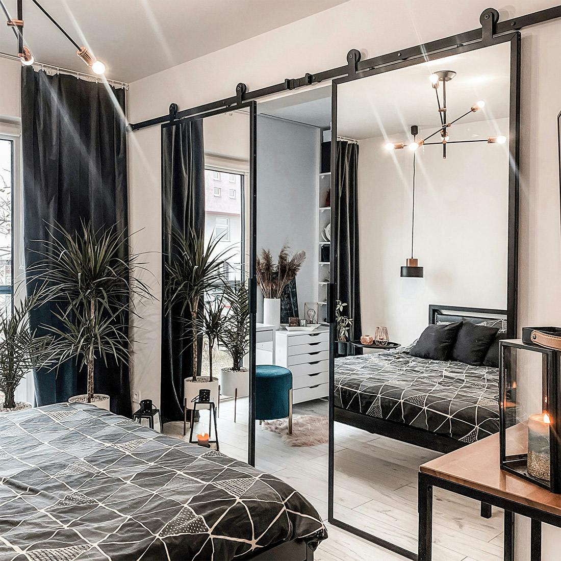 schiebetür mit einem spiegel für das ankleidezimmer in einem