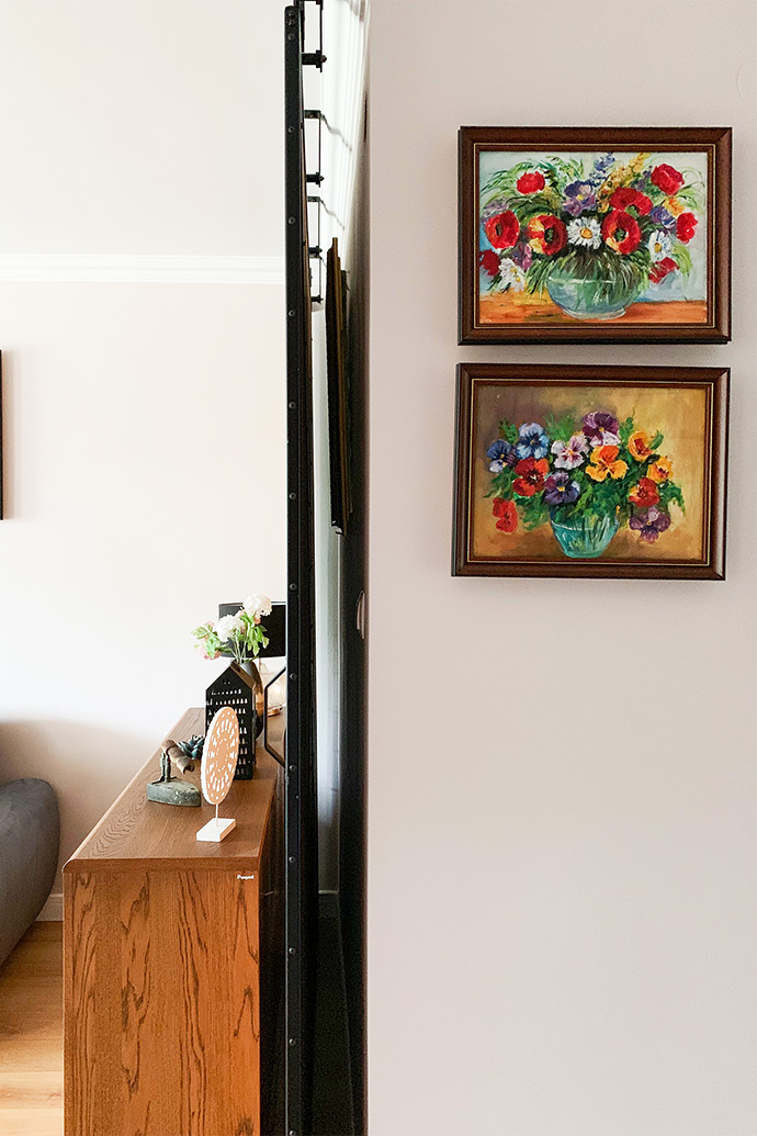 Bilder an der Wand, große schiebetür, Schiebewand, Schiebetüren im Wohnblock