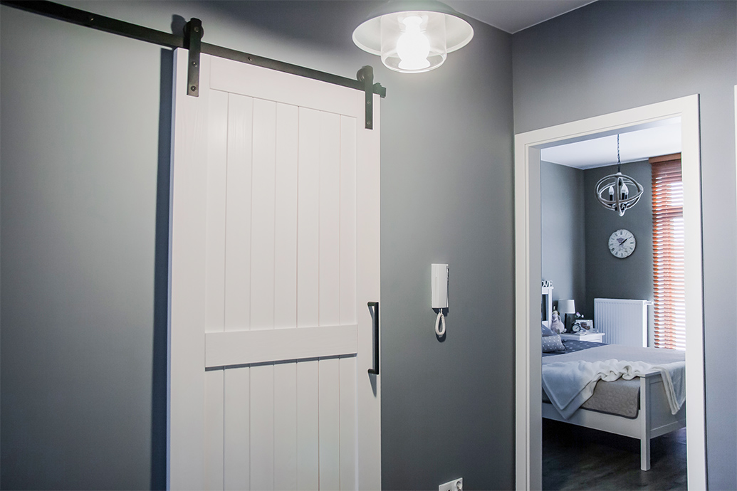 Schiebetür für Waschküche, weiße Schiebetür, Schiebetürsystem, moderner Bauernstil, Wäschetür, Schiebetür im Flur, graue Farben