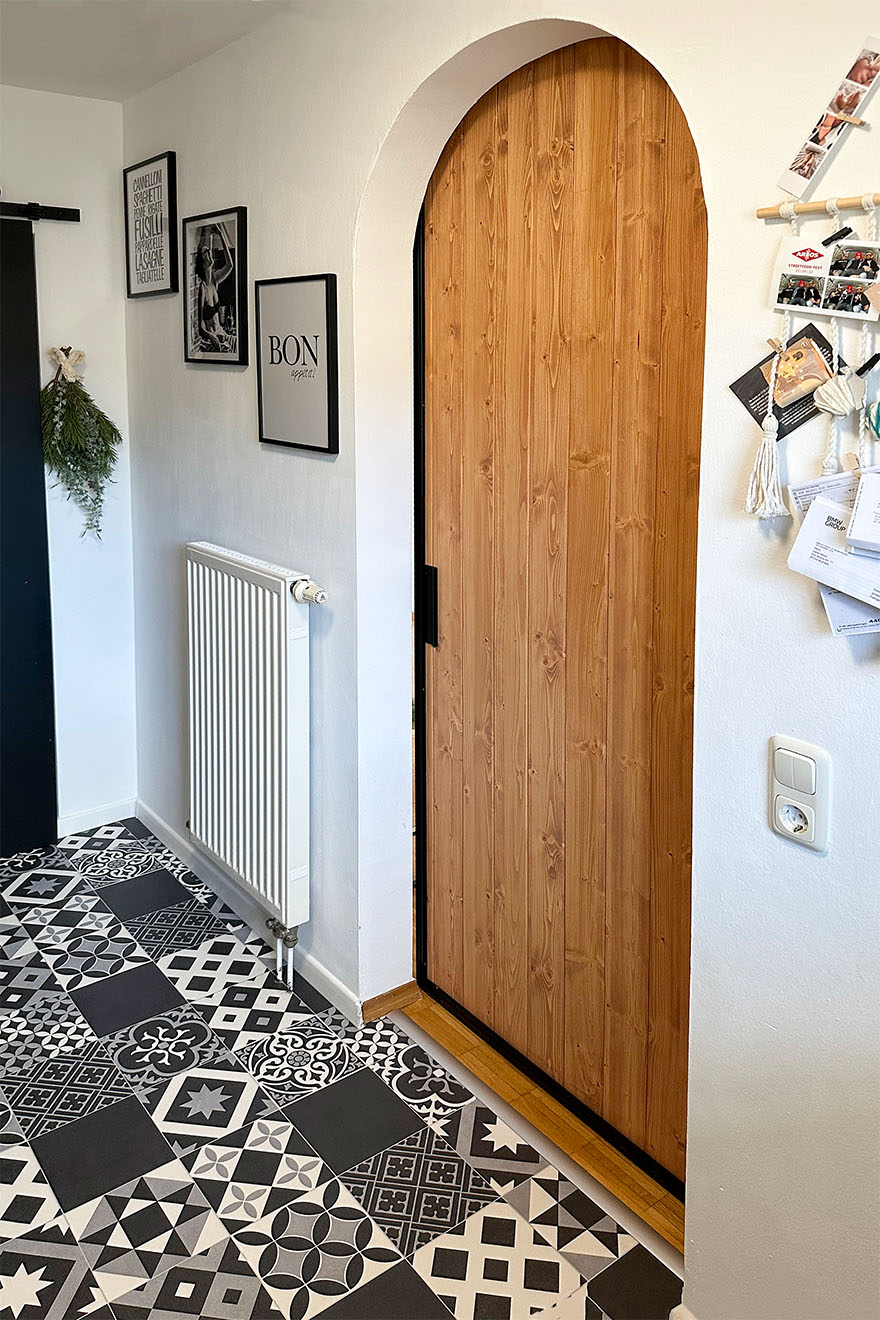 otwór drzwiowy zwieńczony łukiem