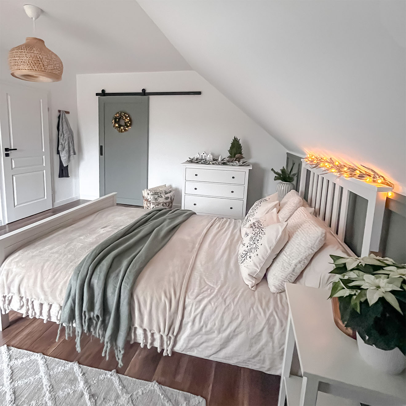 ein Bett unter der Dachschräge im Schlafzimmer mit Ankleidezimmer