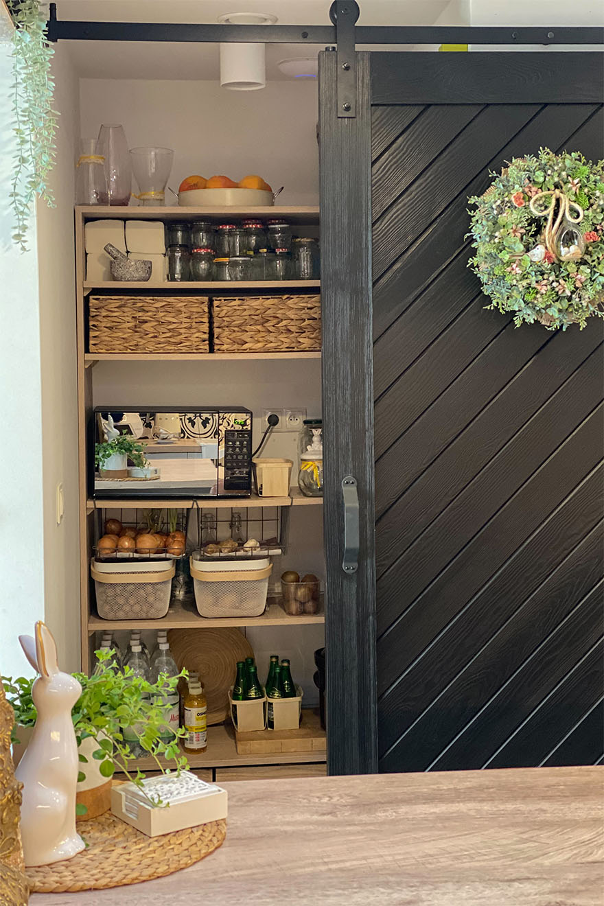 Schiebetür für Speisekammer, schwarze Holzschiebetür, Speisekammer in der Küche