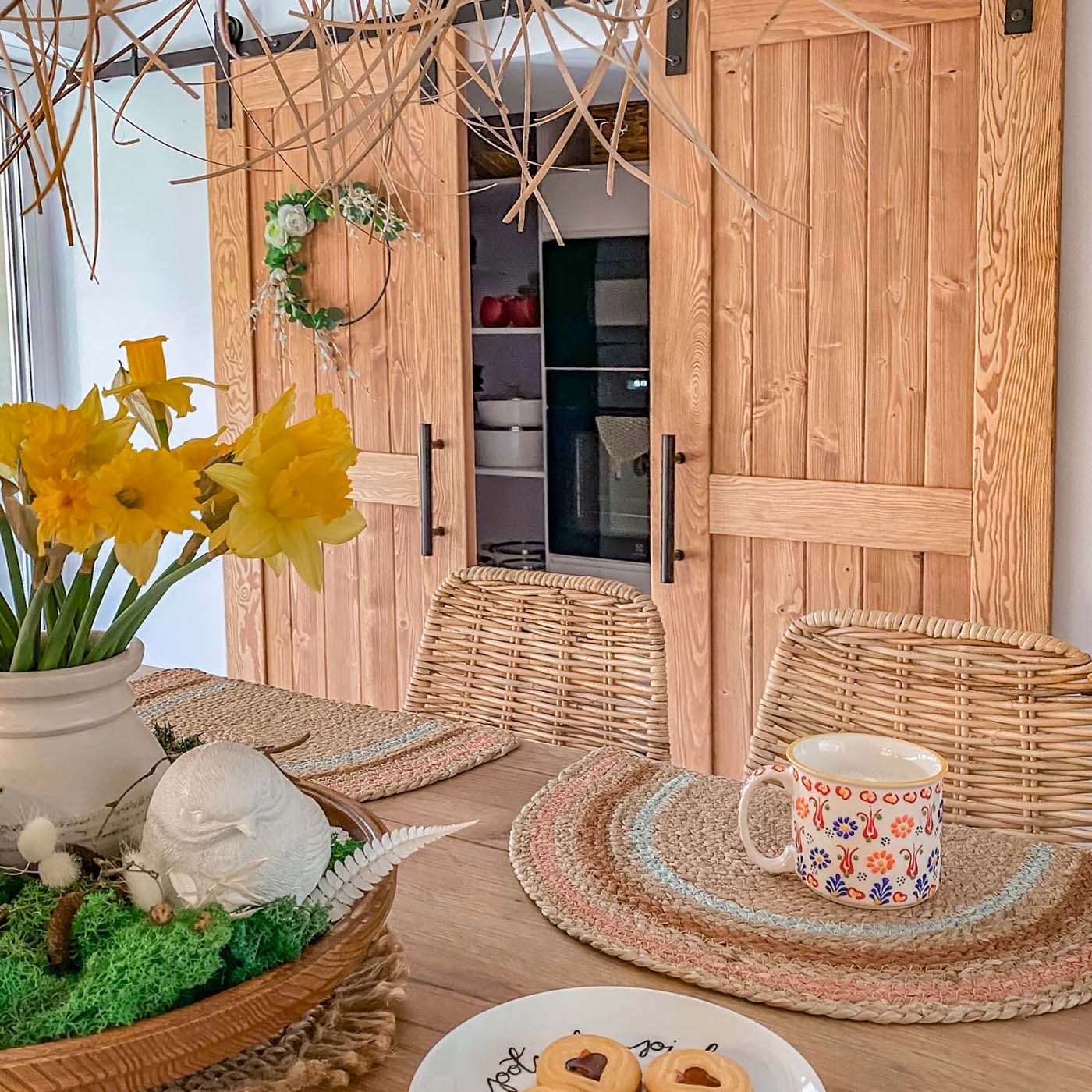 podwójne drzwi drewniane do wnęki kuchennej z urządzeniami AGD