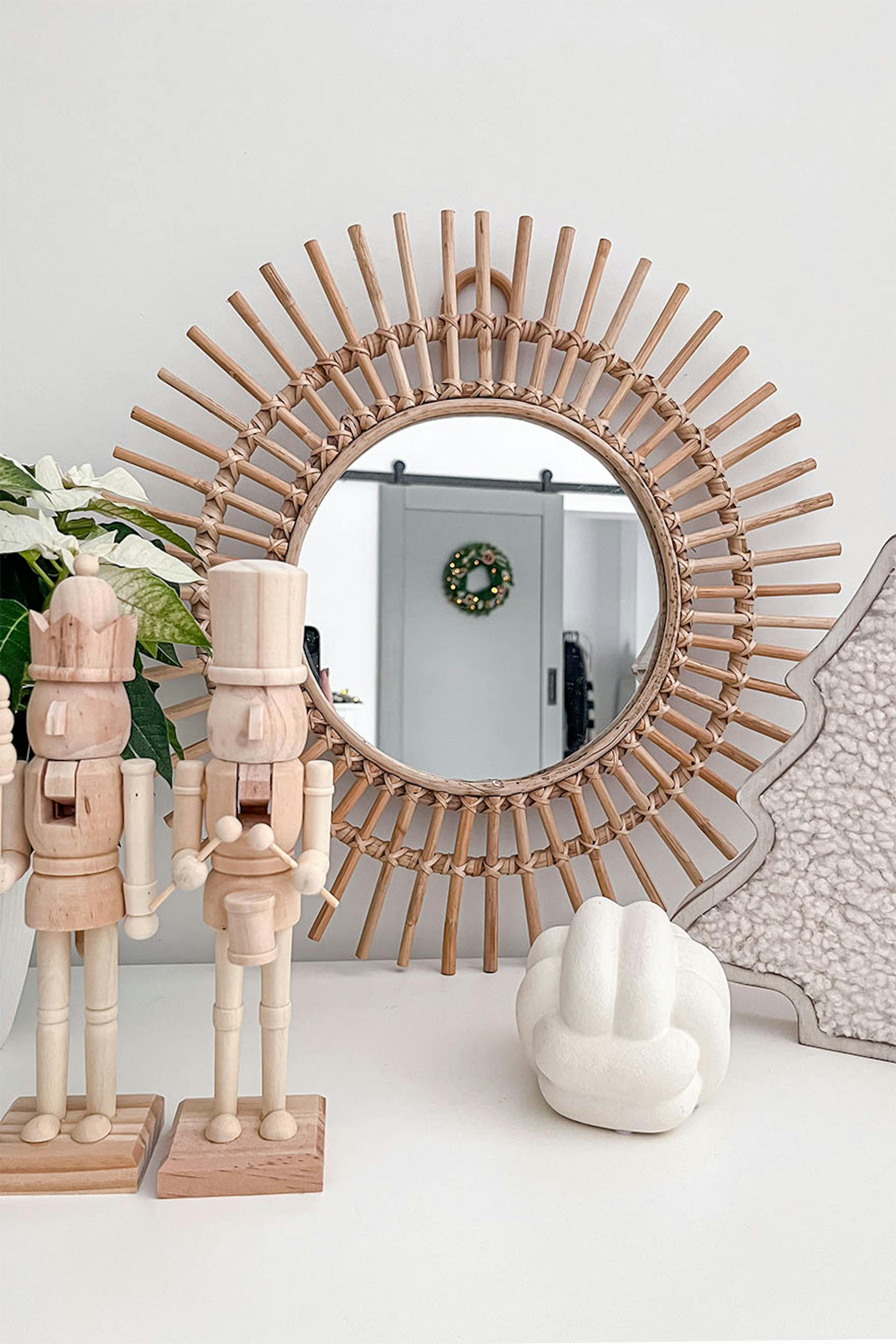 dekorative Figuren und ein dekorativer Spiegel auf dem Schminktisch