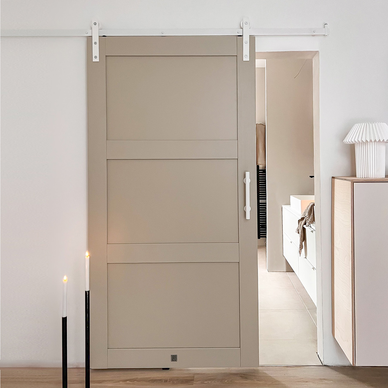 kieselgraue Tür an einem weißen Schiebesystem im Eingang zum Badezimmer