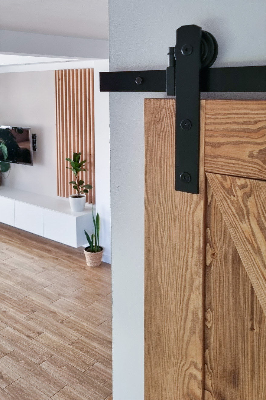 schwarzes Schiebesystem für Massivholztüren