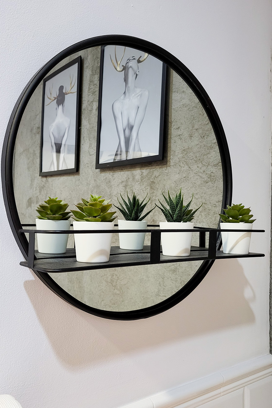 runder Spiegel in schwarzem Rahmen, mit kleiner Ablage