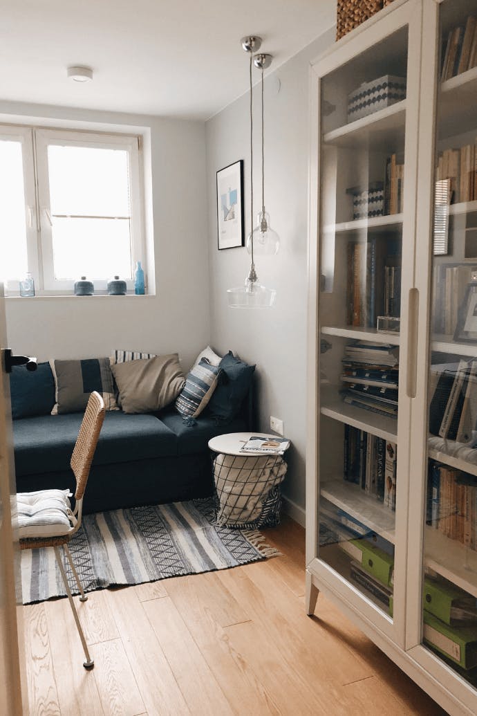 industrielle Hängelampe, Glasschrank, grüne Sofa