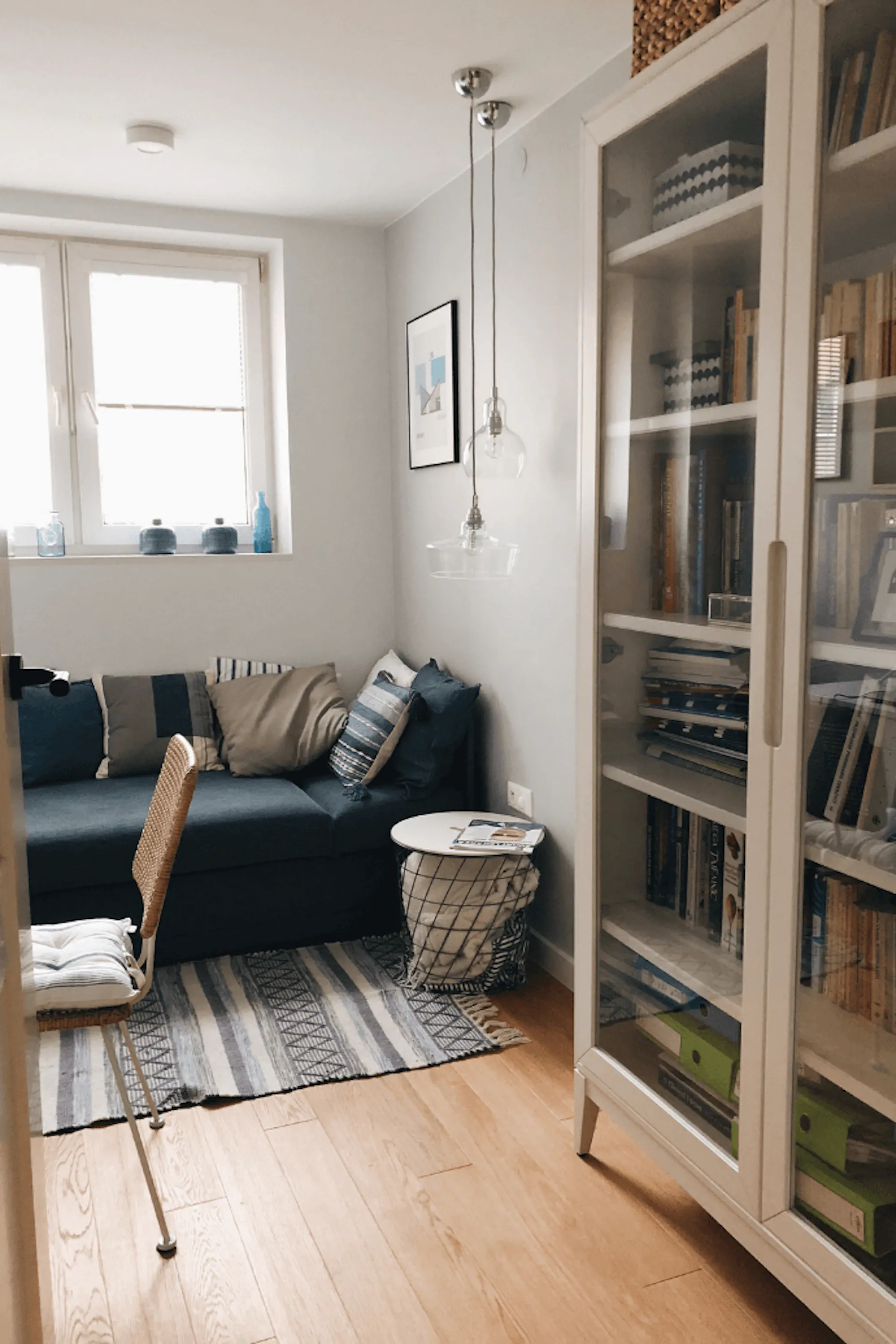 industrielle Hängelampe, Glasschrank, grüne Sofa