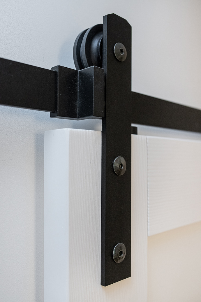 schwarzes Schiebesystem für weiße Schiebetüren