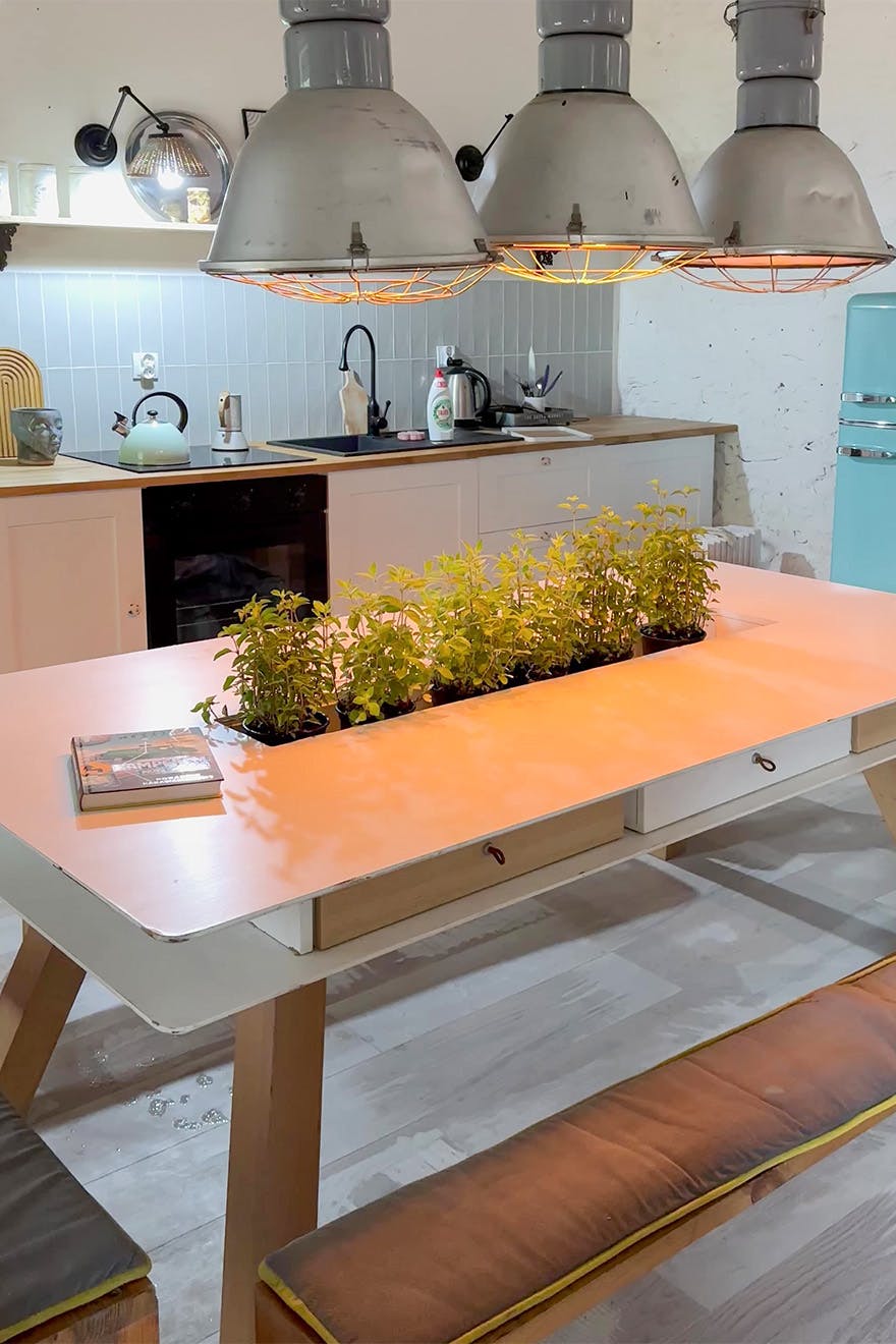 industrialne lampy nad stołem w kuchni