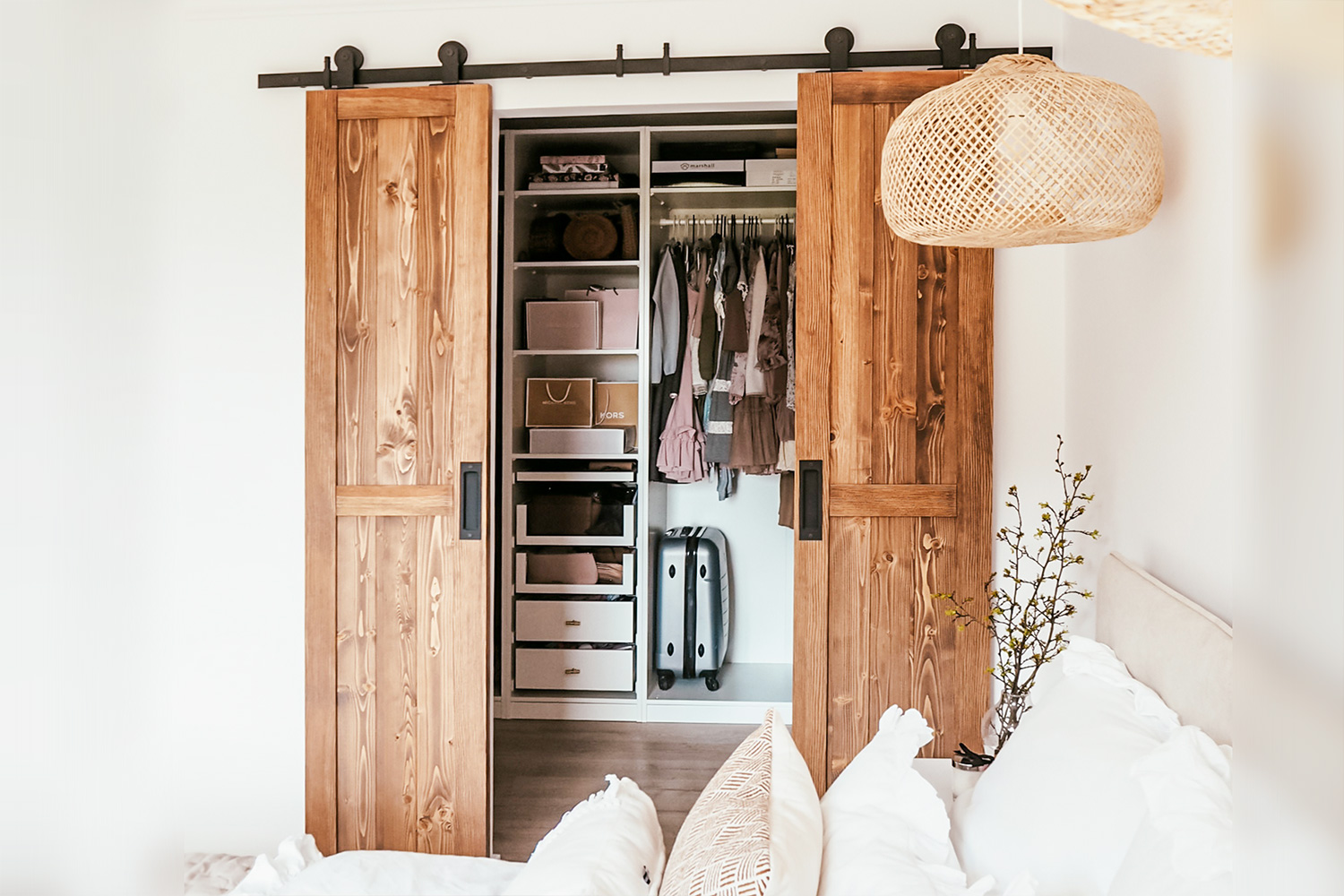 Doppelschiebetür holz, Kleiderschrank im Schlafzimmer, Schiebetüren, Holz und Weiß, dekorative Kissen für das Bett