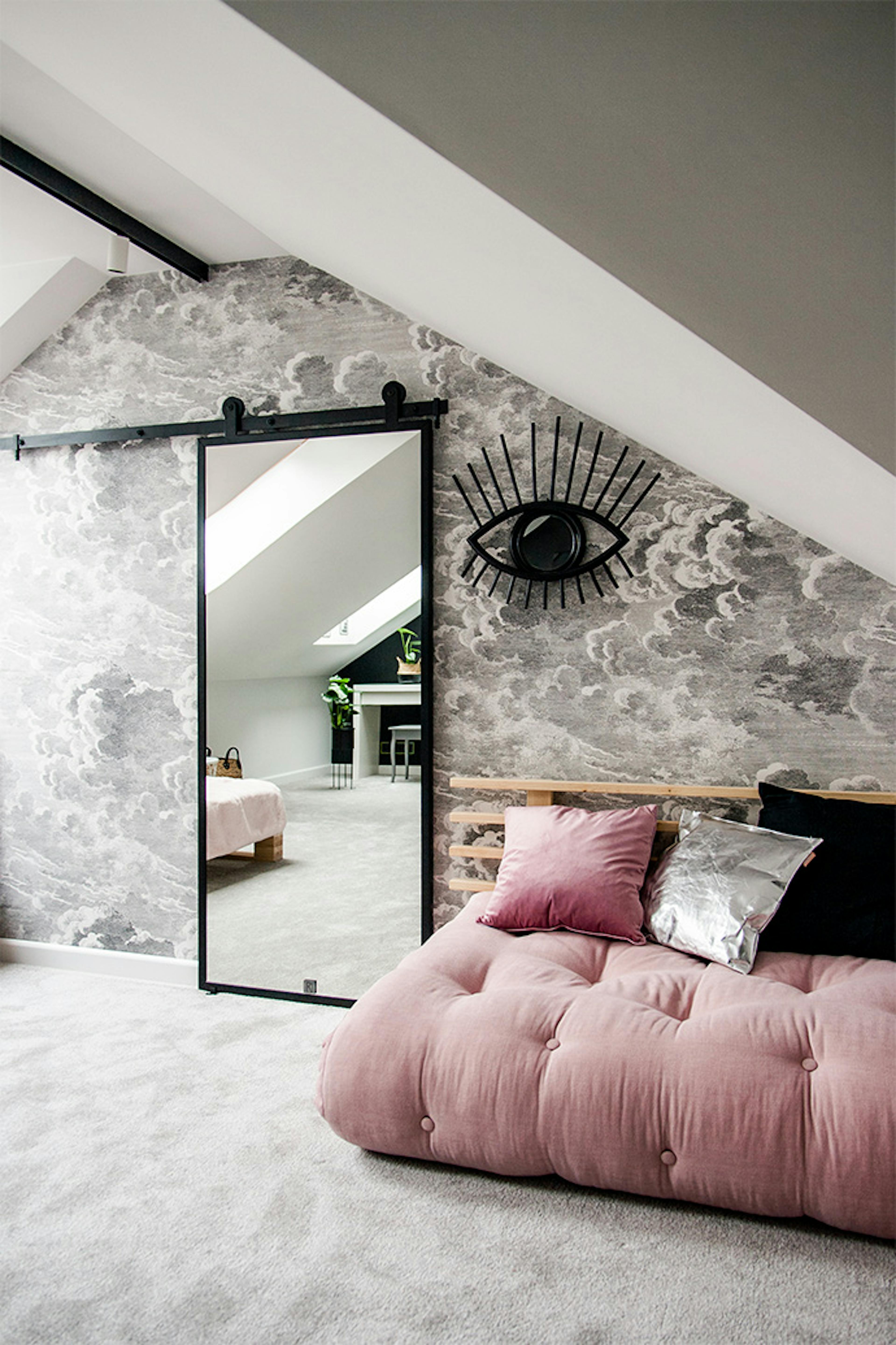 Tür mit Spiegel, rosa Sofa