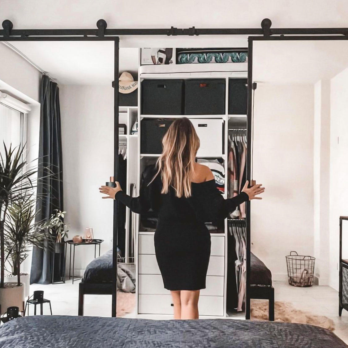 Doppelschiebetüren mit Spiegel für den Kleiderschrank in einem modernen Schlafzimmer