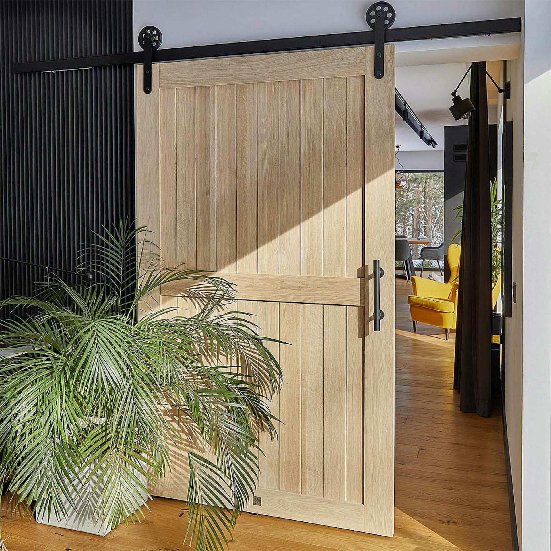 dębowe drzwi przesuwne w naturalnym kolorze