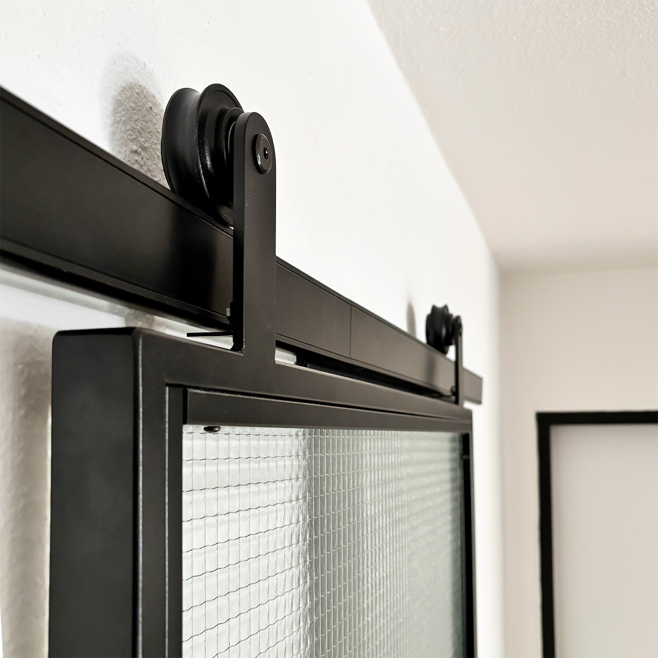 drzwi przesuwne ze szkłem w czarnej metalowej ramie