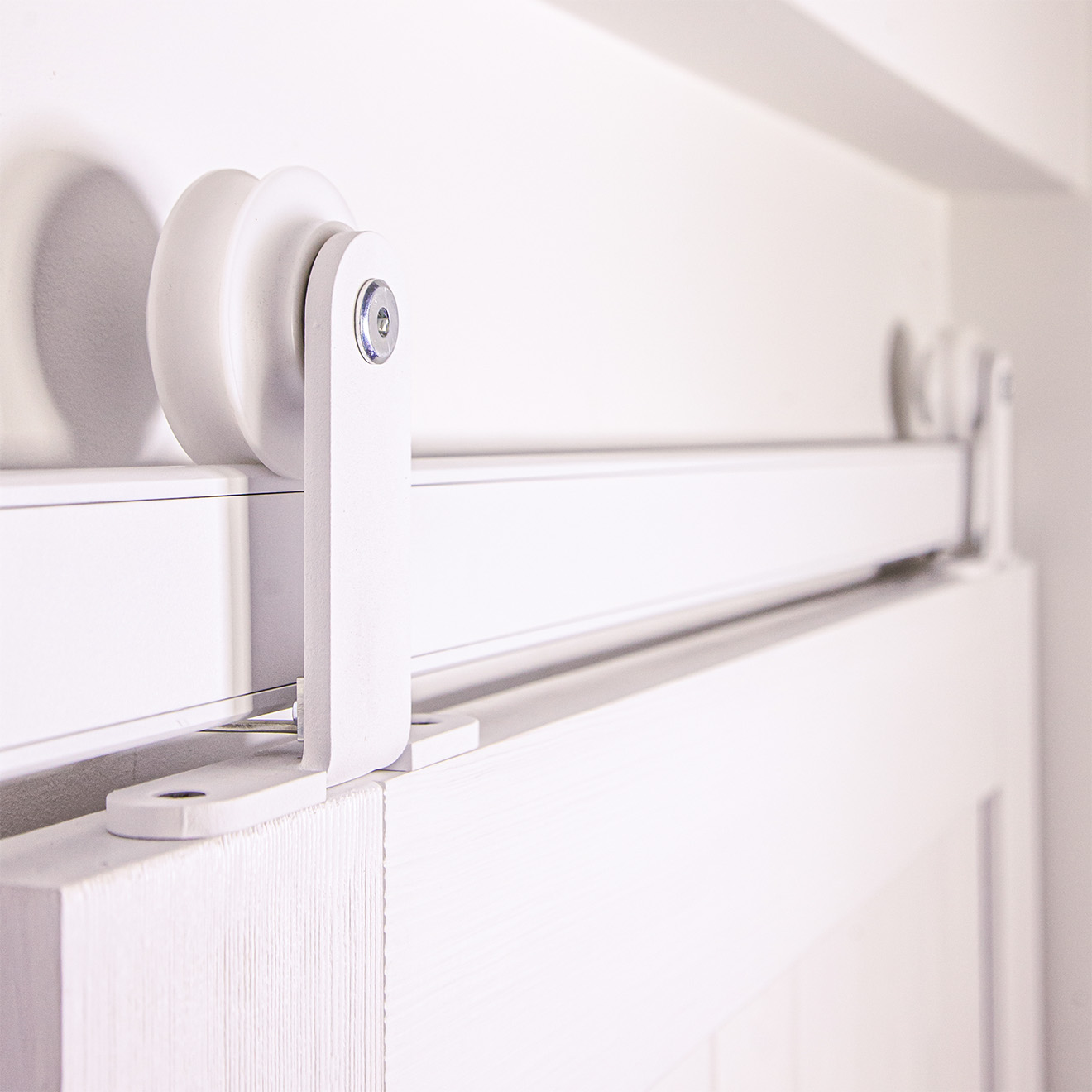 biały system przesuwny do drzwi