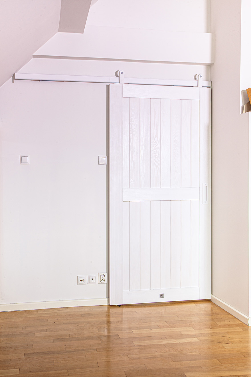 geschlossene weiße Schiebetüren auf einem weißen Schiebesystem