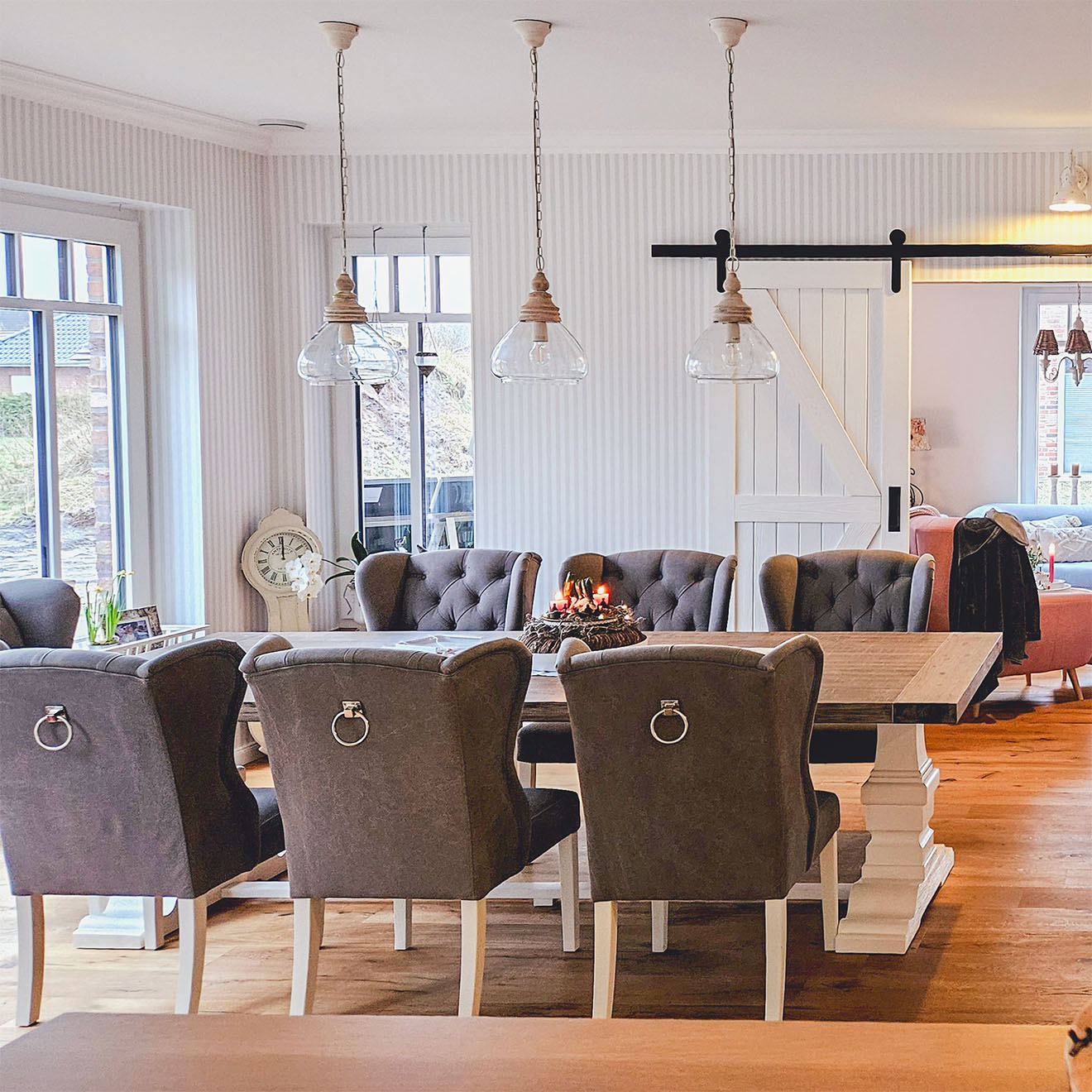 jadalnia z dużym stołem z drewnianym blatem i stylowymi krzesłami w szarym kolorze