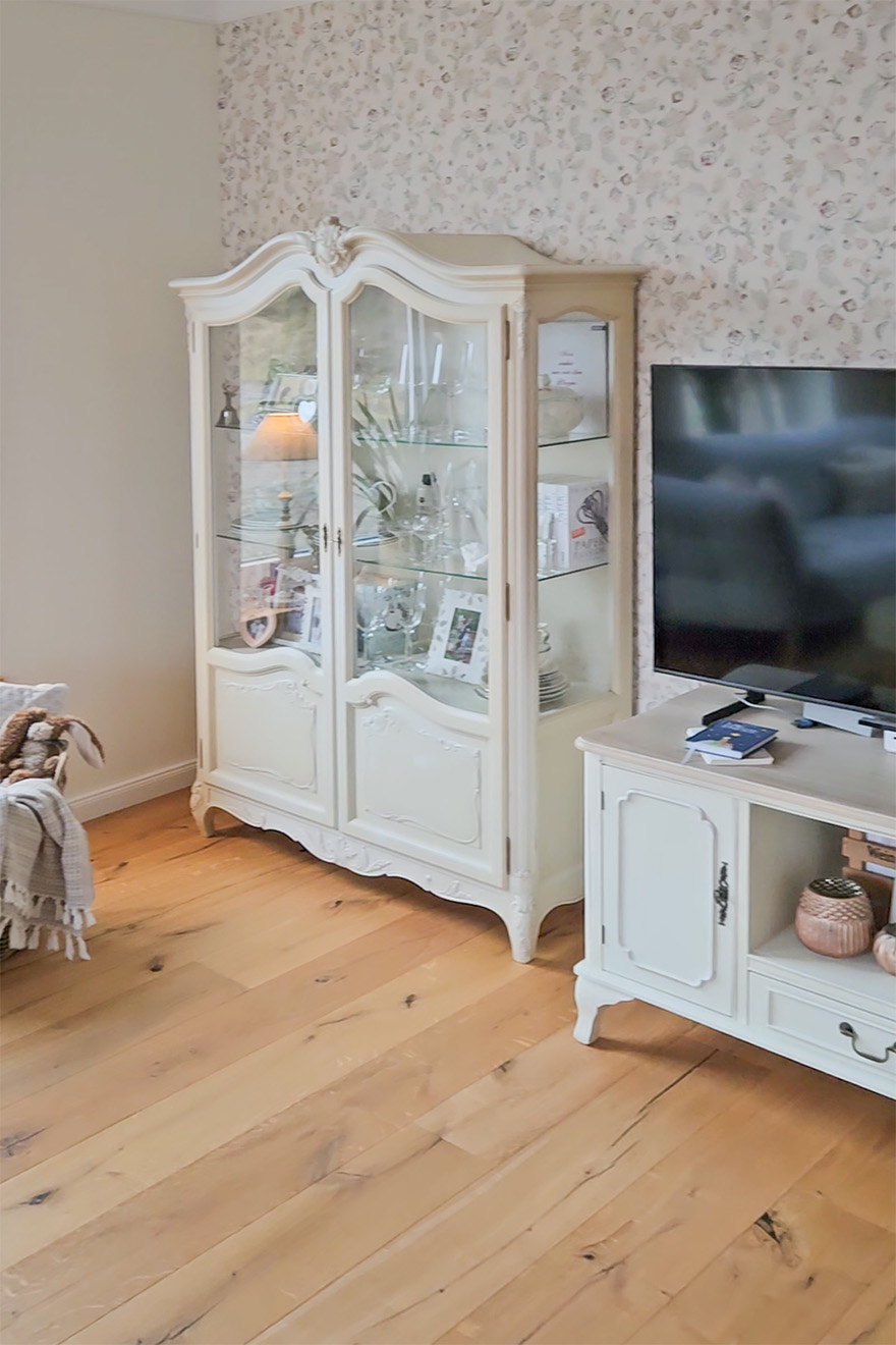 przeszklona witryna w stylu rustykalnym eksponująca szklane naczynia i dekoracje