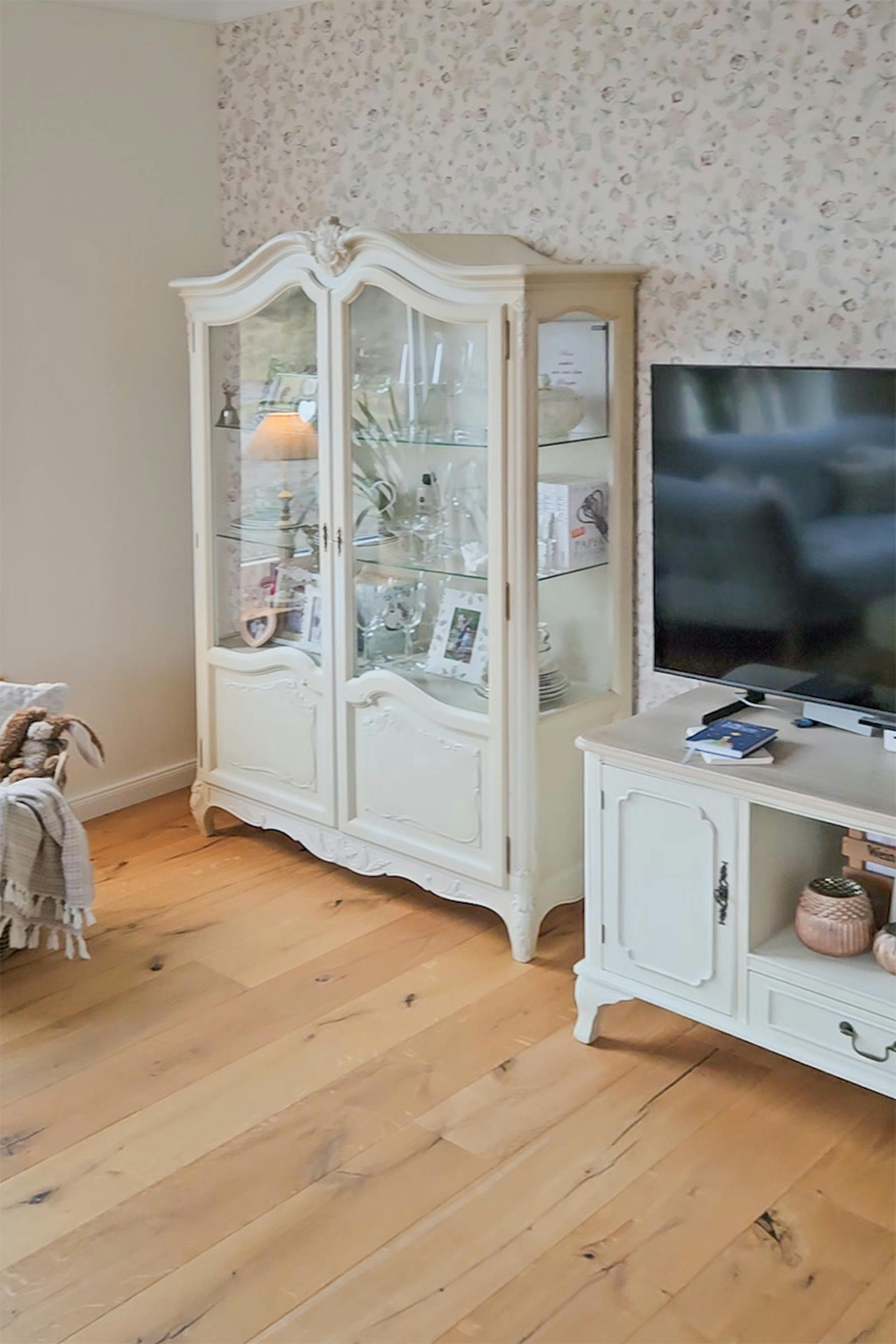 przeszklona witryna w stylu rustykalnym eksponująca szklane naczynia i dekoracje