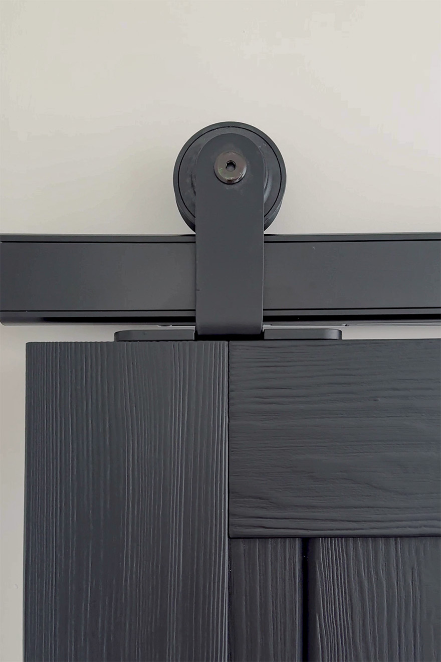 schwarzes Schiebesystem an schwarzen Holztüren
