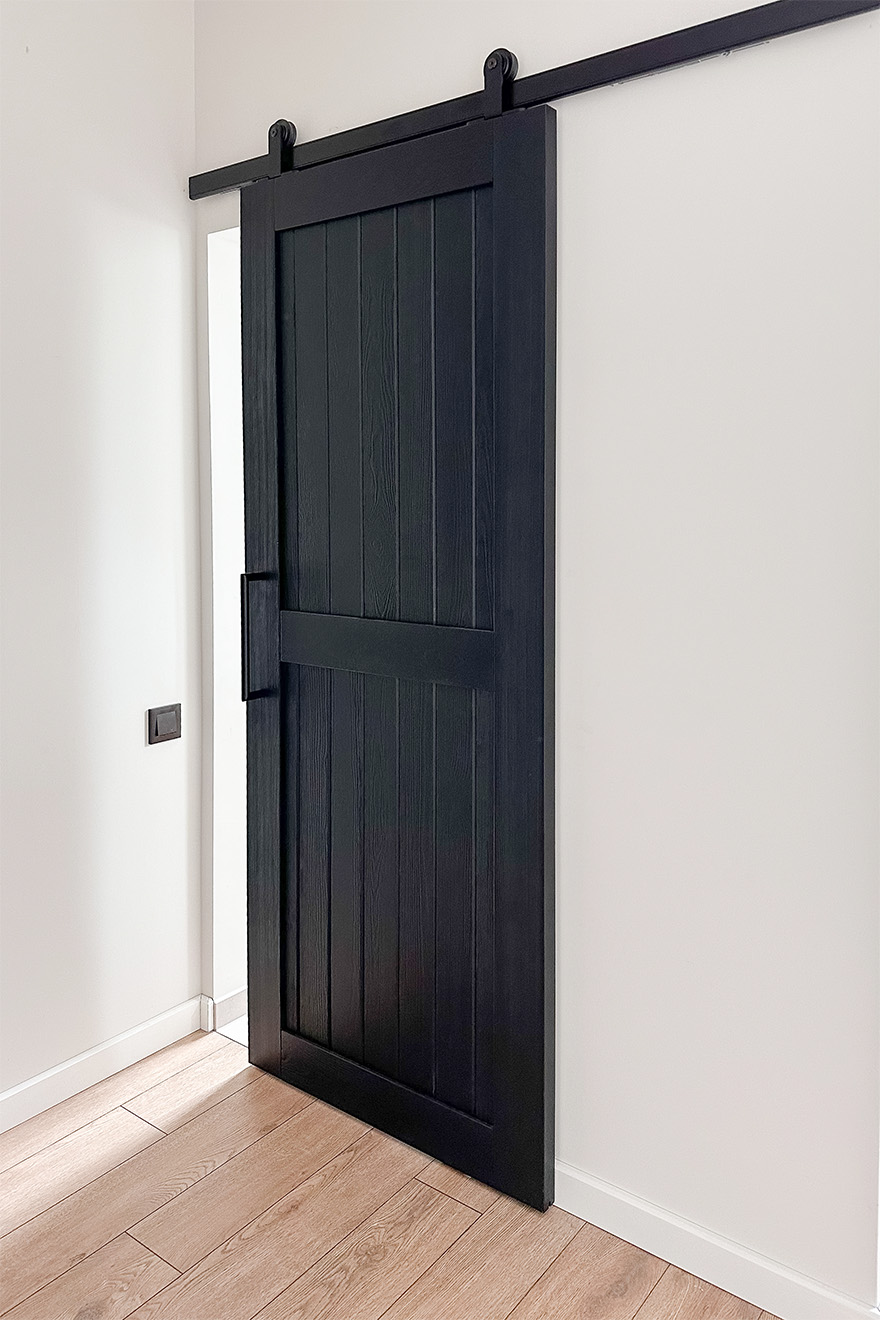 Holzschiebetüren in tiefschwarzer Farbe