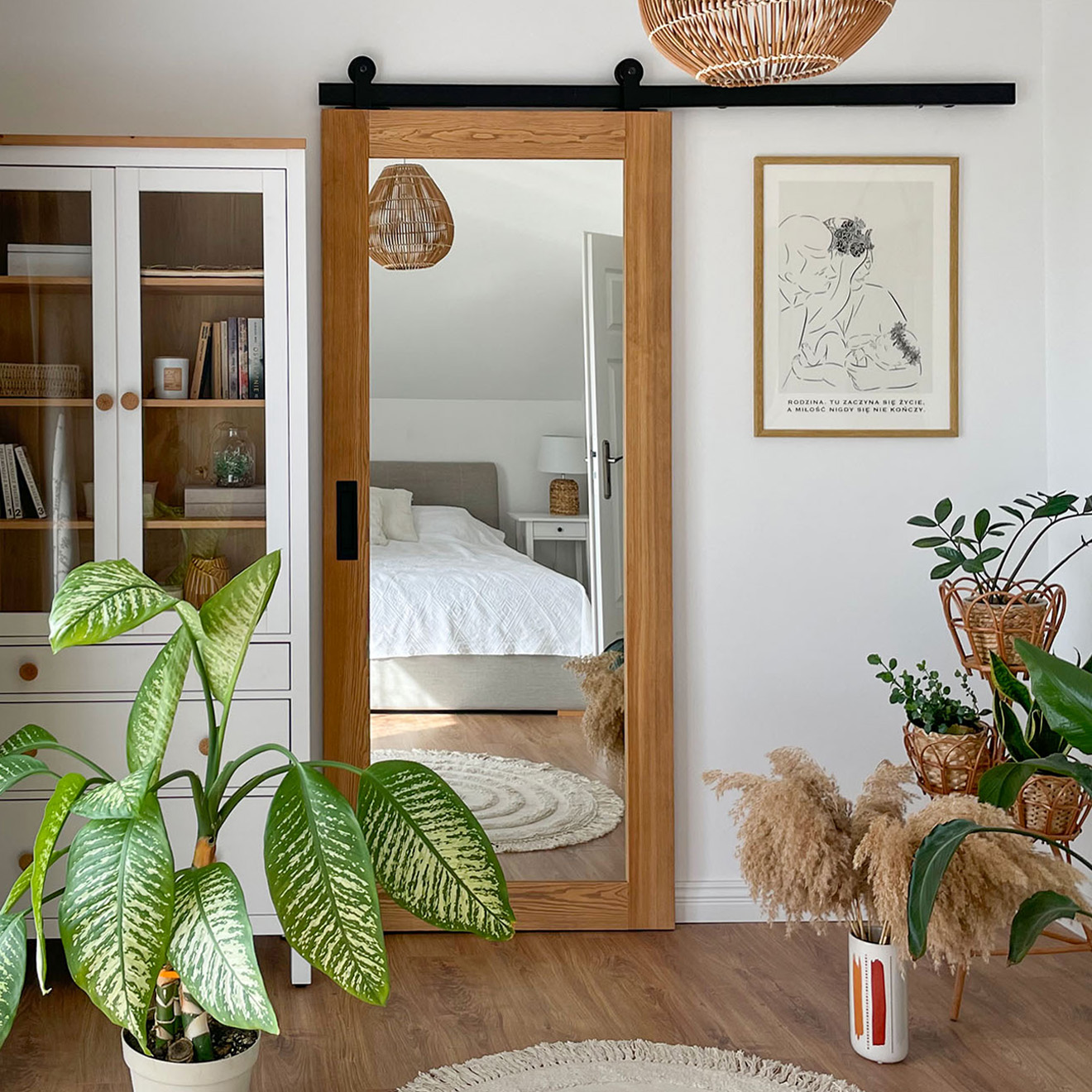 drzwi przesuwne z lustrem do garderoby w sypialni urządzonej w stylu boho