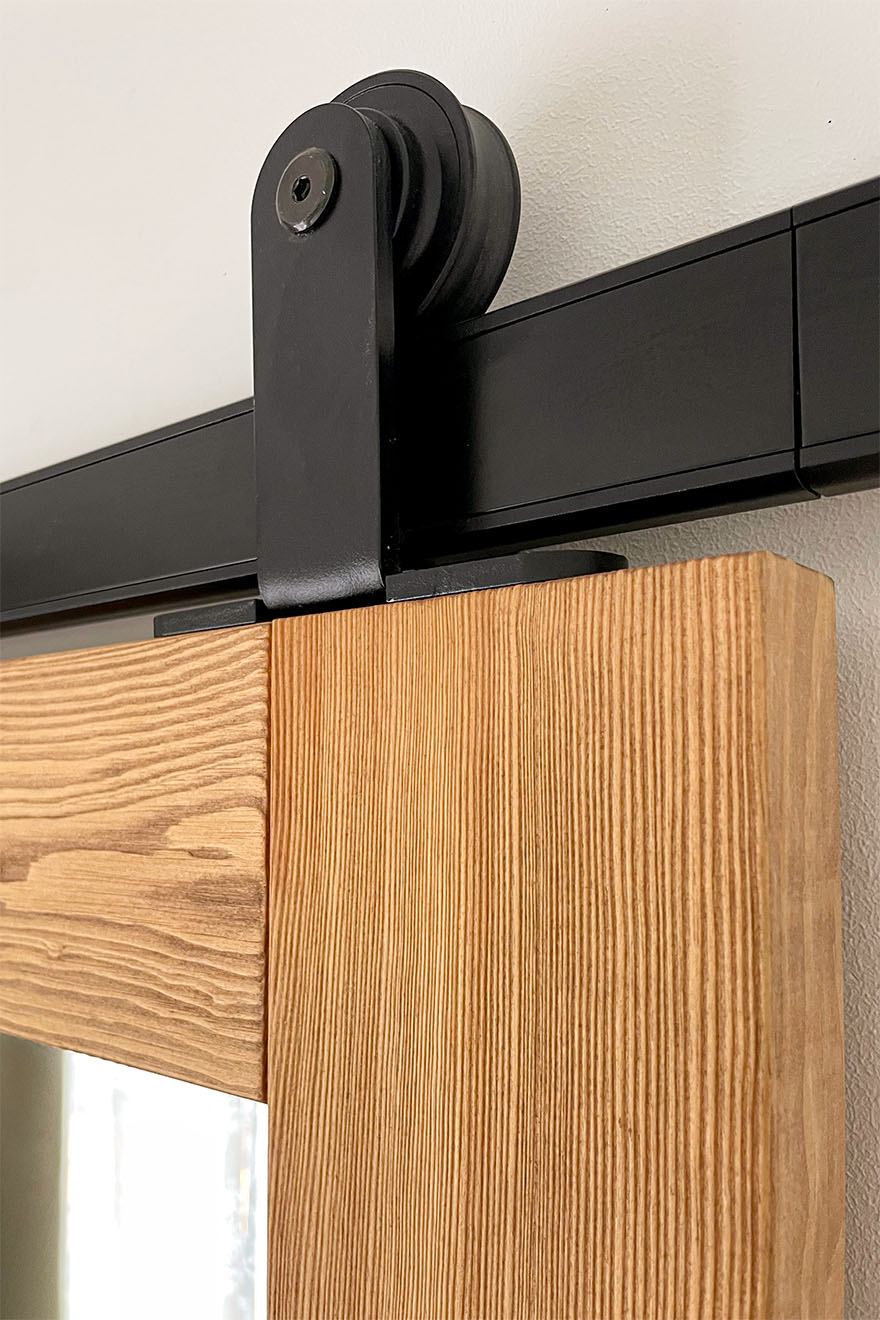 czarny system przesuwny do drzwi drewnianych z lustrem